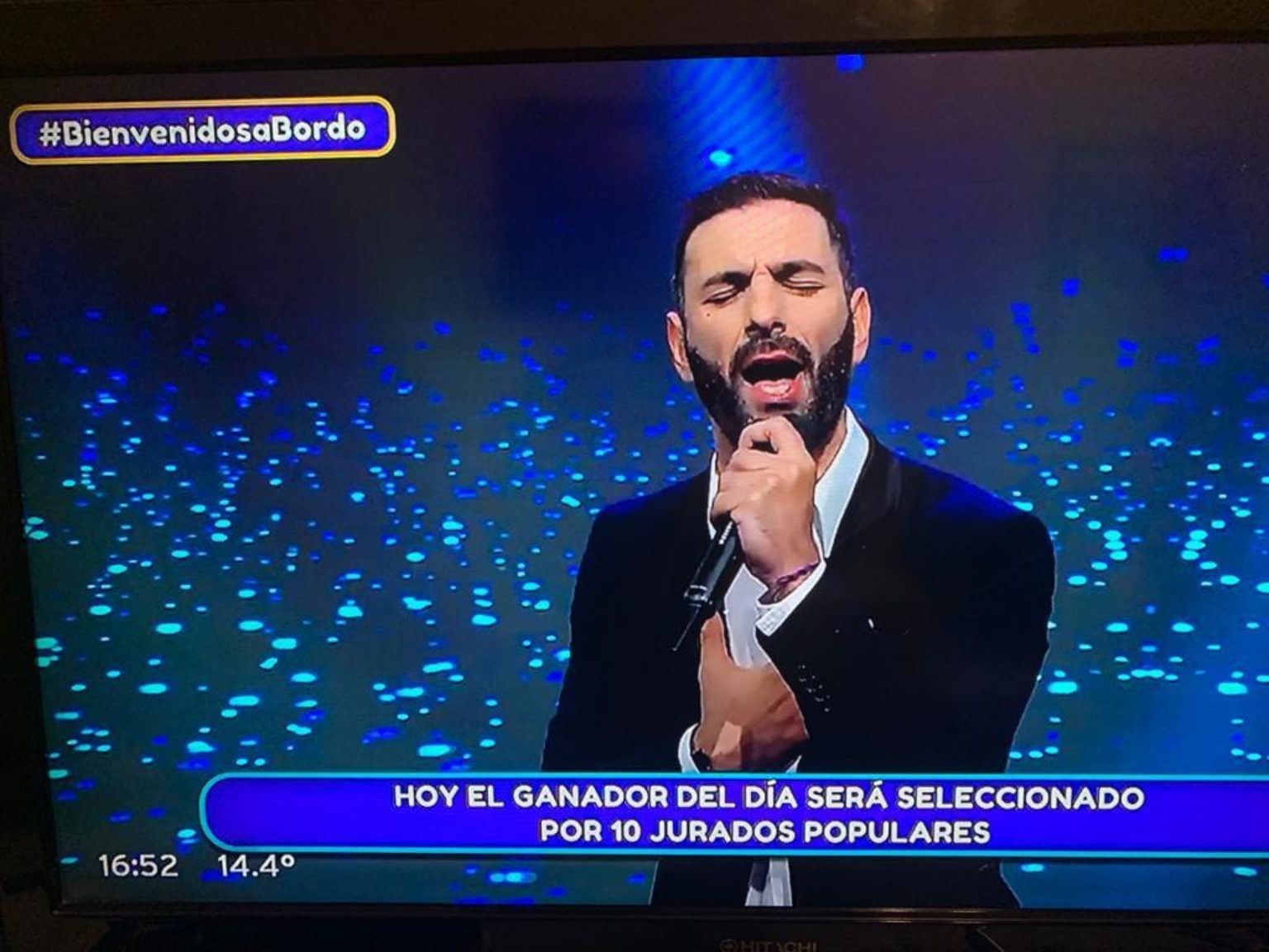 Fernando Villalba durante un show en vivo